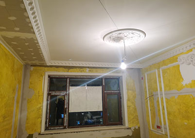 綠色家園T8-2-602，210平米頂層斜脊閣樓，歐式風(fēng)格油工大白施工進(jìn)行時(shí)